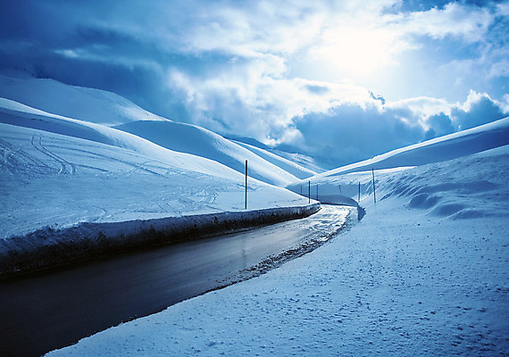 포토 JPG 해외이미지 구름 무료이미지 계절 유럽 도로 길 크리스마스 겨울 자연 하늘 날씨 산 풍경 사람없음 야외 파란색 추위 흰색 고속도로 아스팔트 땅 내추럴 루트 선로 눈내림 겨울풍경 해외202004 해외포토 자연요소 기념일 나라 컬러 교통시설 눈_날씨 생태계 파일형식 무료콘텐츠