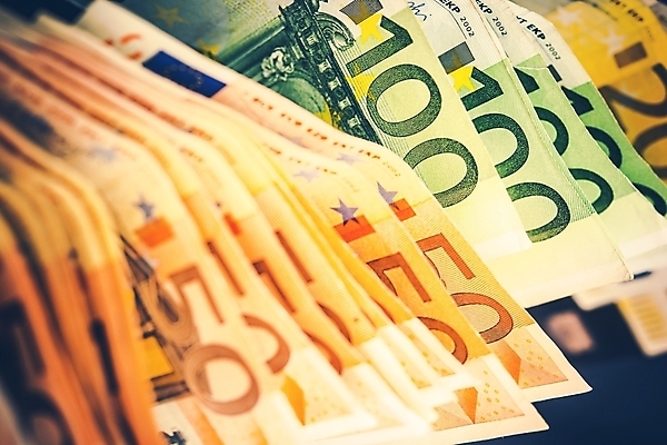 포토 JPG 해외이미지 유럽 지폐 돈 비즈니스 사람없음 가로 금융 컬러풀 판매 저축 유로 시장 무역 외화 투자 결제 가치 대출 100달러 해외202004 해외포토 나라 산업 컬러 경제 달러 재산 파일형식