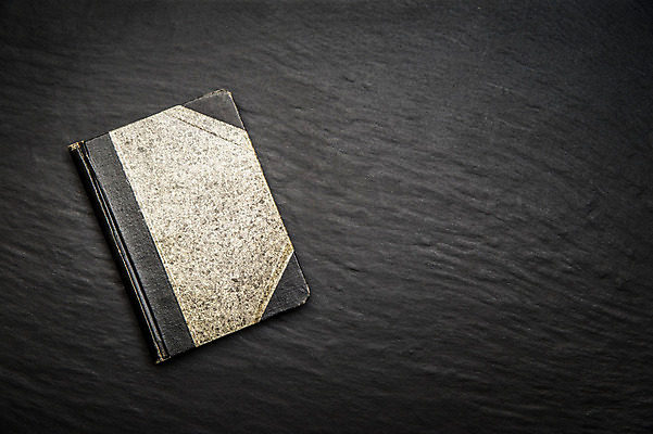 포토 JPG 해외이미지 여행 백그라운드 컨셉 사람없음 책 다이어리 검은색 쪽지 공책 어둠 추위 수확 바위 기록 메시지 복고 고립 서류판 석판 예시 옛날 해외202004 해외포토 컬러 농업 문구용품 사무용품 돌_바위 파일형식