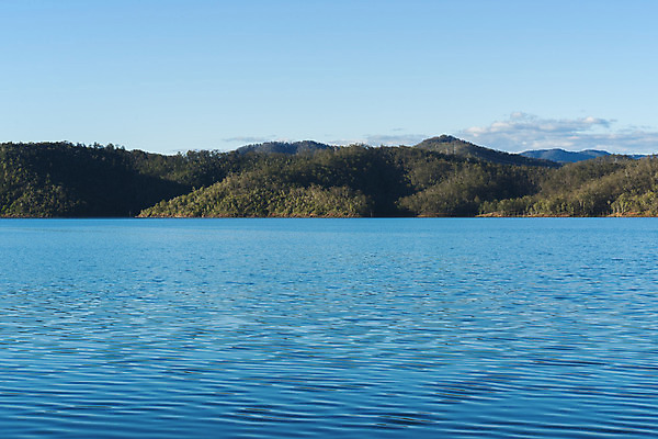 포토 JPG 해외이미지 주간 구름 호수 자연 하늘 산 사람없음 야외 초록색 물 여름 파란색 반사 노란색 호주 댐 해외202004 해외포토 자연요소 계절 공공시설 컬러 오세아니아 생태계 파일형식