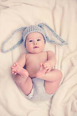 포토 JPG 해외이미지 백인 1 행복 어린이 겨울 한명 사람 소년 눕기 유행 회색 침대 아기 토끼 달콤 작음 담요 니트 귀 부드러움 결백 천진난만 파스텔톤 핸드메이드 해외202004 해외포토 서양인 계절 남자 감정 컬러 가구 컨셉 상의 포유류 모션 신체부위 반려동물 감각 맛 크기 파일형식