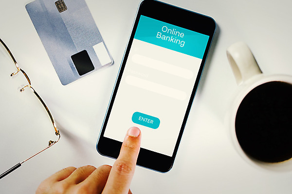 포토 JPG 해외이미지 백인 손 남자 인터넷 비즈니스 한명 안전 근접촬영 20대 신체부위 스마트폰 스크린 터치 잡기 비즈니스맨 신용카드 모바일뱅킹 인터페이스 핀테크 성인남자한명만 해외202004 해외포토 서양인 1 뷰포인트 모션 모바일 사람 청년 금융 핸드폰 스마트기기 직장인 뱅킹 남자한명만 성인남자만 파일형식