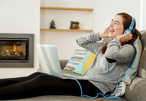 포토 JPG 해외이미지 백인 라이프스타일 행복 음악 겨울 노래 주택 실내 따뜻함 한명 사람 앉기 장식 노트북 소파 헤드폰 방 듣기 읽기 벽난로 리빙 해외202004 해외포토 서양인 1 계절 감정 음향기기 의자 모션 문화예술 내부 건물 생활 전자제품 파일형식