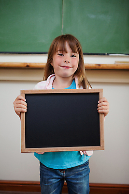 포토 JPG 해외이미지 백인 학생 손 여학생 여자 교육 어린이 교실 학교 수업 실내 한명 서기 초록색 칠판 전시 수학 분필 소녀한명만 해외202004 해외포토 서양인 1 컬러 교과목 모션 사람 내부 신체부위 초크 여자한명만 소녀만 파일형식