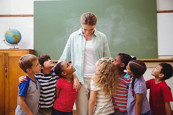 포토 JPG 해외이미지 백인 학생 여자 교육 남자 행복 어린이 포즈 의자 교실 학교 청소년 수업 초등학교 서기 소년 여러명 20대 학습 교사 칠판 가르침 책상 신학기 긍정 일렬 해외202004 해외포토 서양인 직업 감정 가구 다수 컨셉 모션 사람 청년 파일형식