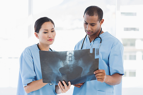 포토 JPG 해외이미지 직업 여자 남자 엑스레이 실내 건강 병원 서기 동양인 20대 두명 의사 잡기 작업 동료 보여주기 외과 의료성형뷰티 성인만 해외202004 해외포토 의학 관계 모션 사람 인종 청년 내부 의료진 파일형식