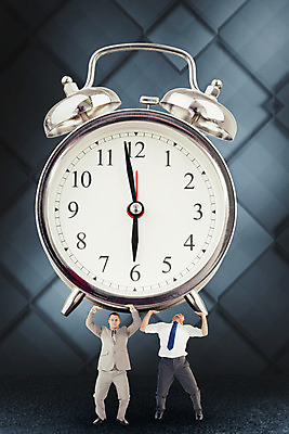 포토 JPG 해외이미지 백인 응시 남자 시계 백그라운드 비즈니스 스트레스 그림자 서기 들기 사람 성인 두명 컴퓨터그래픽 30대 사무실 디지털 어둠 회색 자명종 흰색 표현 잡기 업무 비즈니스맨 자신감 결심 집중 무거움 마감 트러블 성인남자만 해외202004 해외포토 서양인 시선 감정 컬러 컨셉 모션 그래픽 장년 알람 작업 직장인 무게 남자만 성인만 파일형식