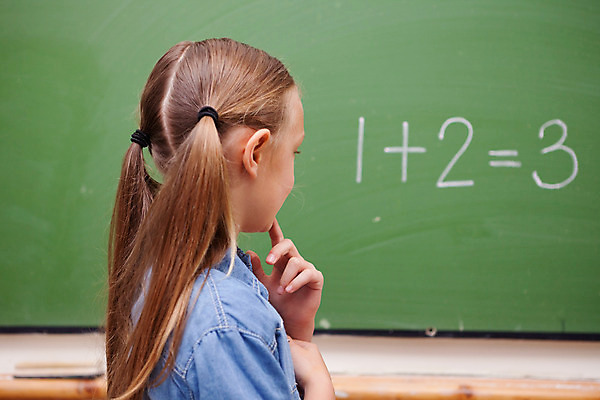 포토 JPG 해외이미지 백인 학생 손 여학생 여자 교육 어린이 생각 교실 학교 실내 한명 서기 옆모습 초록색 학습 숫자 칠판 수학 계산 덧셈 분필 배려 소녀한명만 해외202004 해외포토 서양인 문자 1 뷰포인트 컬러 교과목 모션 사람 내부 신체부위 초크 여자한명만 소녀만 파일형식