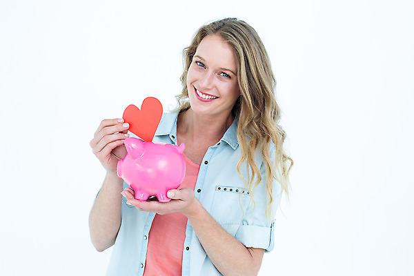 포토 JPG 해외이미지 백인 여자 한명 미소 들기 상반신 20대 앞모습 저축 돼지저금통 하트 흰배경 성인여자한명만 해외202004 해외포토 모양 서양인 1 뷰포인트 백그라운드 모션 표정 사람 청년 금융 저금통 흰색 여자한명만 성인여자만 파일형식