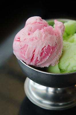 포토 JPG 해외이미지 음식 분홍색 딸기 아이스크림 디저트 사람없음 초록색 흰색 달콤 해외202004 해외포토 컬러 과일 맛 파일형식