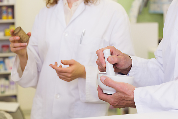 포토 JPG 해외이미지 백인 여자 남자 실내 상반신 20대 두명 약 작업 약국 직원 준비 70대 처방 조제 막자 약사 의료성형뷰티 해외202004 해외포토 서양인 노년 의학 사람 청년 내부 만들기 파일형식