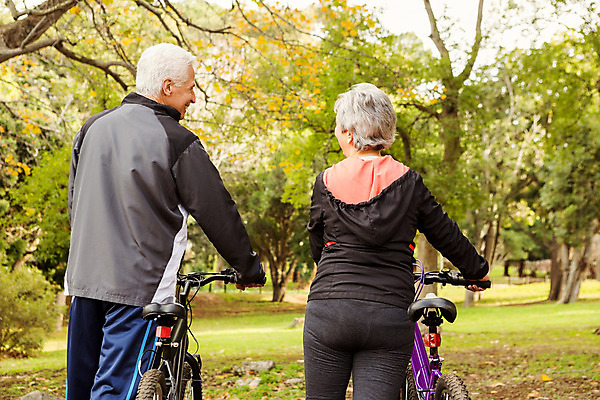 포토 JPG 해외이미지 백인 라이프스타일 커플 공원 여자 노년 남자 행복 자연 함께함 건강 사랑 미소 두명 초록색 운동복 운동 자전거 가을 60대 70대 사이클링 해외202004 해외포토 서양인 옷 계절 공공시설 감정 컬러 컨셉 관계 표정 사람 성인 생활 바이크 육상스포츠 생태계 파일형식