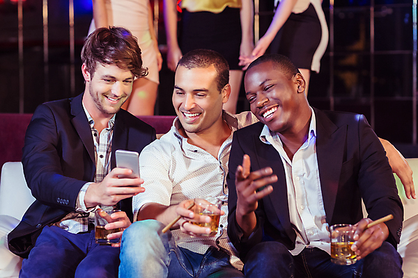 포토 JPG 해외이미지 백인 라이프스타일 여자 남자 행복 함께함 실내 사람 앉기 이벤트 여러명 20대 성인 30대 스마트폰 핸드폰 파티 검은색 우정 터치 축하 잡기 바 화려 야간 클럽 흥분 보여주기 위스키 스타일 성인만 유흥 해외202004 해외포토 자연요소 서양인 감정 컬러 다수 컨셉 모션 주류 청년 내부 생활 장년 친구 전자제품 스마트기기 파일형식