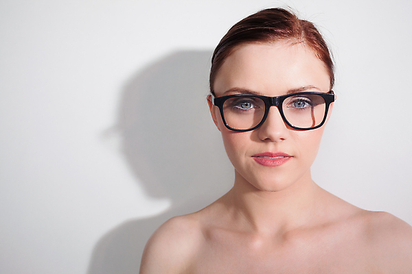 포토 JPG 해외이미지 백인 모델 응시 여자 행복 안경 포즈 청소년 갈색머리 그림자 한명 섹시 유행 평화 화장품 립스틱 화려 고급 우아함 누드 시원함 엉덩이 피부 어깨 흰배경 아이섀도 벌거벗은 완벽 스타일 해외202004 관능적 해외포토 서양인 1 헤어스타일 시선 잡화 감정 백그라운드 컨셉 사람 신체부위 뷰티 흰색 파일형식