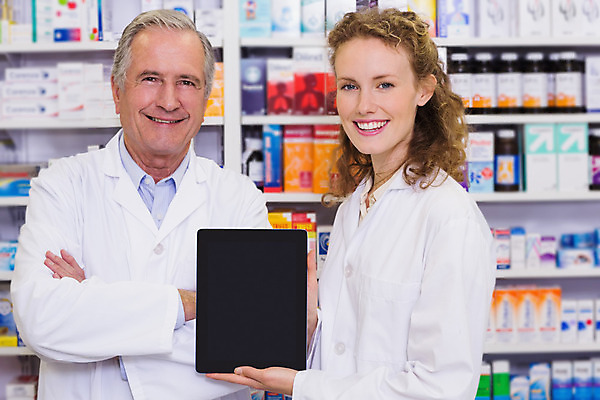 포토 JPG 해외이미지 백인 여자 남자 실내 상반신 20대 두명 태블릿 알약 약 팔짱 터치 약국 직원 70대 조제 약사 터치스크린 의료성형뷰티 해외202004 해외포토 서양인 노년 의학 모션 사람 청년 내부 전자제품 스마트기기 만들기 파일형식