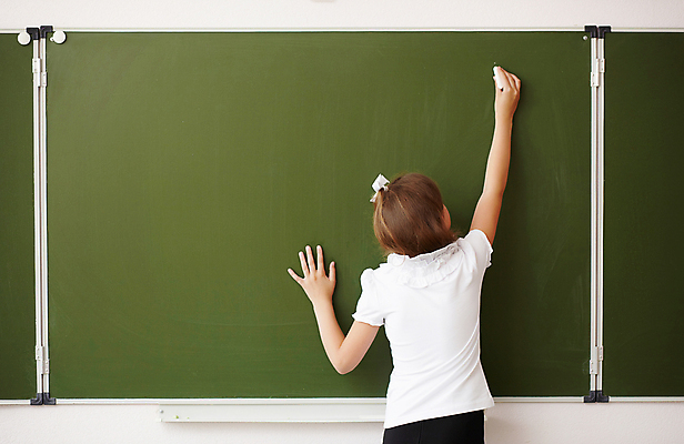 포토 JPG 해외이미지 무료이미지 여학생 여자 교육 어린이 교실 학교 수업 실내 한명 서기 미소 소녀 상반신 초록색 스터디 칠판 분필 손뻗기 소녀한명만 해외202004 해외포토 1 학생 컬러 모션 표정 사람 내부 학습 초크 여자한명만 소녀만 파일형식 무료콘텐츠