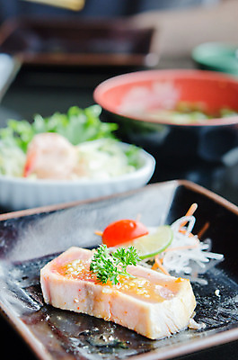 포토 JPG 해외이미지 접시 음식 분홍색 채소 탁자 어류 요리 동양인 사람없음 빨간색 일본 검은색 회 신선 그릴 참치 해산물 날것 슬라이스 해외202004 해외포토 식기 아시아 컬러 가구 주방용품 인종 수중동물 파일형식