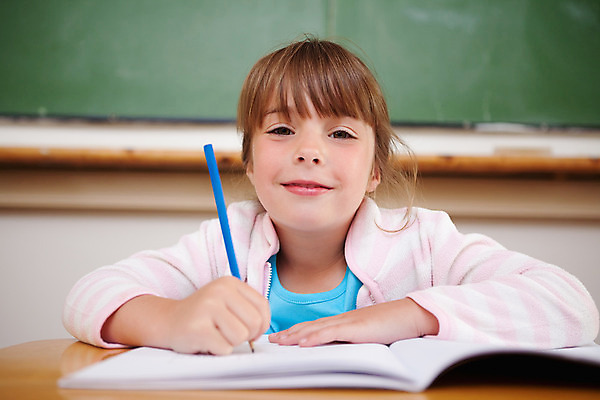 포토 JPG 해외이미지 백인 학생 여학생 여자 교육 어린이 교실 학교 수업 실내 한명 앉기 초록색 학습 운동 연필 펜 공책 칠판 연습 책상 교과서 소녀한명만 해외202004 해외포토 서양인 1 컬러 가구 모션 문구용품 학용품 교재 건강 사람 내부 필기구 여자한명만 소녀만 파일형식