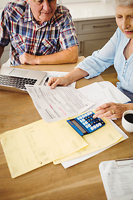 포토 JPG 해외이미지 백인 라이프스타일 커플 응시 여자 노년 남자 커피 인터넷 통신 가정 가족 탁자 아파트 함께함 앉기 두명 컵 금융 노트북 주방 공책 계산기 잡기 계산 연결 결제 70대 보여주기 회계 계산서 심각 해외202004 해외포토 서양인 식기 시선 음료 가구 컨셉 관계 모션 문구용품 주택 사람 성인 생활 경제 전자제품 장비 파일형식