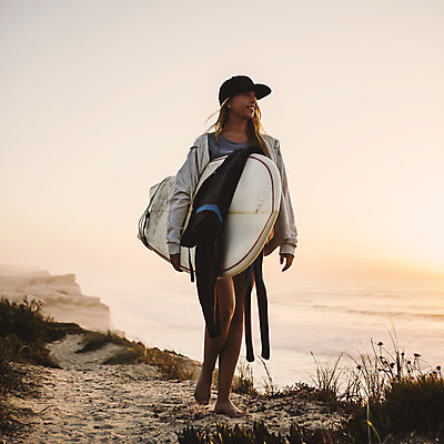 포토 JPG 해외이미지 서양인 외국인 백인 모자 여자 모래 스포츠 파도 바다 여행 휴가 한명 사람 성인 야외 여름 맑음 일몰 잡기 서핑보드 서핑 서퍼 성인여자한명만 해외202004 해외포토 1 잡화 계절 모션 날씨 운동선수 인종 노을 수상스포츠 보드_스포츠 여자한명만 성인여자만 파일형식
