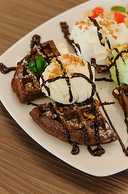 포토 JPG 해외이미지 음식 아이스크림 디저트 사람없음 컬러풀 갈색 초콜릿 흰색 달콤 크림 토핑 시럽 와플 페스츄리 해외202004 해외포토 빵 컬러 맛 파일형식