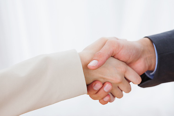 포토 JPG 해외이미지 백인 손 여자 남자 비즈니스 악수 직장 실내 20대 두명 사무실 인사 직장인 비즈니스맨 비즈니스우먼 동료 직원 경영자 해외202004 해외포토 서양인 직업 회사 관계 사람 손짓 청년 내부 신체부위 예절 리더 파일형식