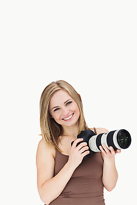 포토 JPG 해외이미지 백인 응시 여자 한명 서기 들기 상반신 20대 성인 취미 앞모습 카메라 사진촬영 잡기 사진사 흰배경 성인여자한명만 해외202004 해외포토 서양인 1 시선 뷰포인트 백그라운드 모션 사람 청년 전자제품 촬영 흰색 작가 여자한명만 성인여자만 파일형식