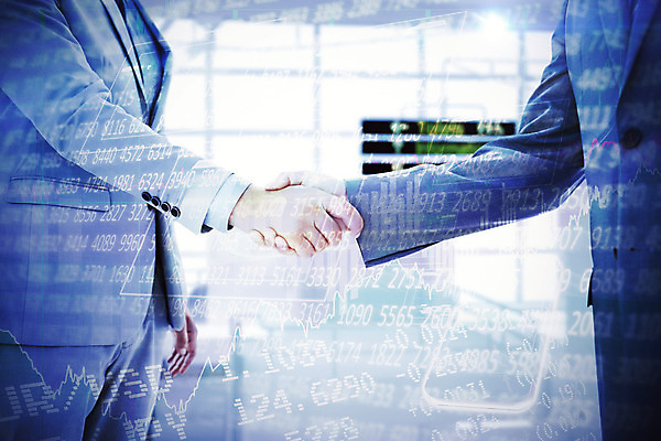 포토 JPG 해외이미지 손 여행 비즈니스 악수 신체부위 컴퓨터그래픽 금융 디지털 자료 거래 성장 인사 직장인 비즈니스맨 공항 동료 직원 항공 경영자 공유 해외202004 해외포토 직업 남자 관계 교통시설 사람 손짓 그래픽 경제 예절 리더 파일형식