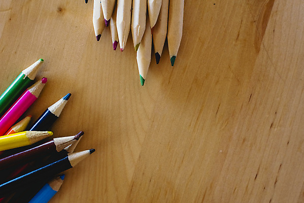 포토 JPG 해외이미지 학생 디자인 교육 종이 백그라운드 컨셉 텍스트 학교 탁자 수업 문구용품 직장 미술 사람없음 목재 학습 컬러풀 사무실 연필 펜 우주 검은색 쪽지 공책 공백 흰색 그리기 그룹 작업실 메시지 공예 책상 오브젝트 신학기 크레파스 심플 구성 카피스페이스 해외202004 해외포토 나무 컬러 가구 회사 비즈니스 재료 모션 문화예술 학용품 취미 필기구 파일형식