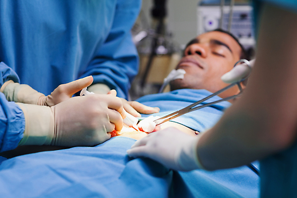 포토 JPG 해외이미지 남자 실내 건강 병원 주사기 한명 20대 환자 간호사 의사 수술 외과 의료성형뷰티 성인남자한명만 해외202004 해외포토 1 의학 의료기기 사람 청년 내부 치료 의료진 남자한명만 성인남자만 파일형식