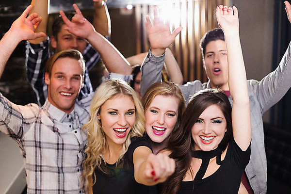 포토 JPG 해외이미지 백인 응시 드레스 여자 남자 행복 함께함 실내 사람 이벤트 여러명 20대 성인 파티 우정 기쁨 축하 바 화려 클럽 흥분 성인만 유흥 해외202004 해외포토 서양인 시선 옷 감정 다수 컨셉 청년 내부 친구 파일형식