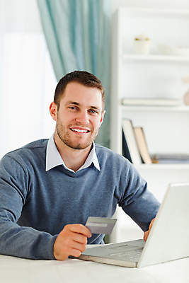 포토 JPG 해외이미지 라이프스타일 행복 여유 인터넷 비즈니스 실내 한명 앉기 10대 금융 노트북 쇼핑 컴퓨터 웹 흰색 업무 네트워크 신용카드 구매 결제 온라인 계산서 전자상거래 경매 해외202004 해외포토 1 감정 컬러 모션 청소년 사람 내부 생활 경제 전자제품 작업 파일형식