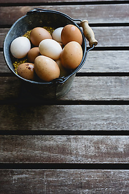 포토 JPG 해외이미지 음식 건강 사람없음 갈색 계란 신선 상품 양동이 유기농 날것 내추럴 해외202004 해외포토 웰빙 컬러 알 파일형식
