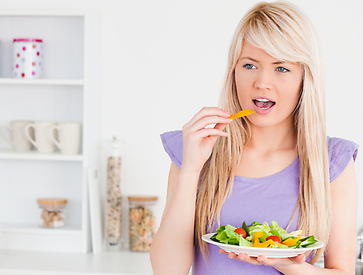 포토 JPG 해외이미지 백인 라이프스타일 여자 다이어트 탁자 건강 한명 들기 사람 상반신 성인 앞모습 샐러드 먹기 성인여자한명만 해외202004 해외포토 서양인 1 음식 뷰포인트 가구 모션 생활 여자한명만 성인여자만 파일형식