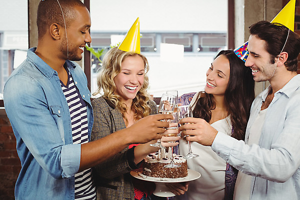 포토 JPG 해외이미지 백인 긴머리 여자 남자 행복 비즈니스 갈색머리 함께함 서기 웃음 여러명 20대 10대 사무실 파티 케이크 축하 알코올 잡기 비즈니스맨 비즈니스우먼 생일 샴페인 동료 흥분 축배 해외202004 해외포토 서양인 헤어스타일 기념일 감정 다수 컨셉 관계 모션 청소년 디저트 주류 표정 사람 이벤트 청년 직장인 파일형식