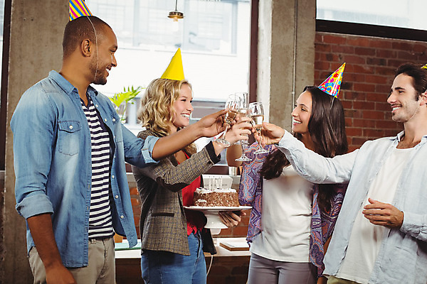 포토 JPG 해외이미지 백인 긴머리 여자 남자 행복 비즈니스 갈색머리 함께함 실내 서기 여러명 20대 10대 사무실 파티 케이크 축하 알코올 잡기 비즈니스맨 비즈니스우먼 생일 샴페인 동료 흥분 축배 해외202004 해외포토 서양인 헤어스타일 기념일 감정 다수 컨셉 관계 모션 청소년 디저트 주류 사람 이벤트 청년 내부 직장인 파일형식