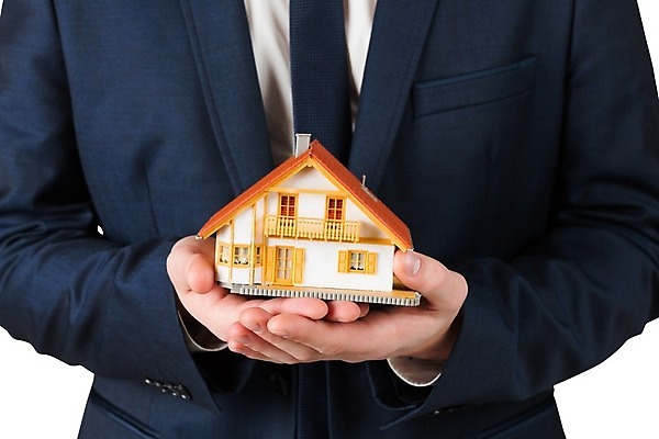 포토 JPG 해외이미지 백인 남자 부동산 주택 한명 들기 상반신 20대 성인 앞모습 미니어처 흰배경 대출 집주인 성인남자한명만 해외202004 해외포토 서양인 1 뷰포인트 백그라운드 모션 사람 청년 건물 금융 모형 흰색 재산 주인 남자한명만 성인남자만 파일형식