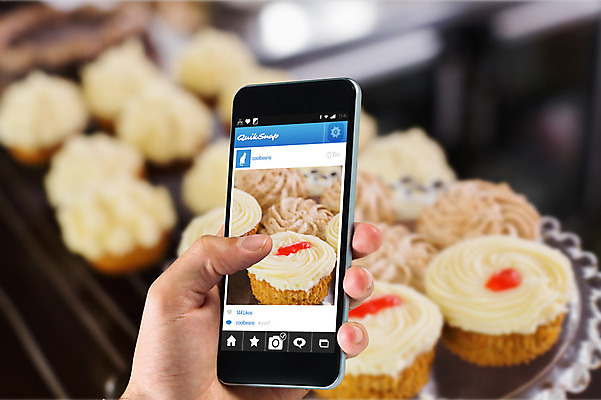 포토 JPG 해외이미지 백인 손 남자 음식 디저트 종류 한명 들기 근접촬영 20대 신체부위 스마트폰 케이크 스크린 사진촬영 카페 터치 잡기 달콤 어플리케이션 진열장 커뮤니티 카페테리아 온라인 성인남자한명만 SNS배너 해외202004 해외포토 서양인 1 뷰포인트 모션 사람 청년 핸드폰 스마트기기 상점 촬영 맛 남자한명만 성인남자만 파일형식