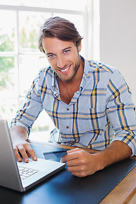 포토 JPG 해외이미지 백인 라이프스타일 응시 남자 행복 여유 거실 인터넷 의자 가정 탁자 실내 한명 앉기 20대 노트북 쇼핑 컴퓨터 신용카드 온라인 계산서 전자상거래 체크카드 해외202004 해외포토 서양인 1 시선 감정 가구 모션 사람 청년 내부 생활 금융 전자제품 파일형식