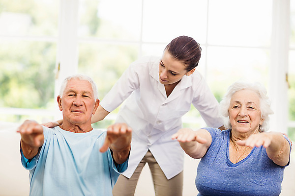 포토 JPG 해외이미지 백인 라이프스타일 여자 남자 실내 건강 병원 치료 세명 진료 환자 간호사 70대 돌봄 의료성형뷰티 해외202004 해외포토 서양인 노년 의학 모션 사람 내부 생활 의료진 파일형식