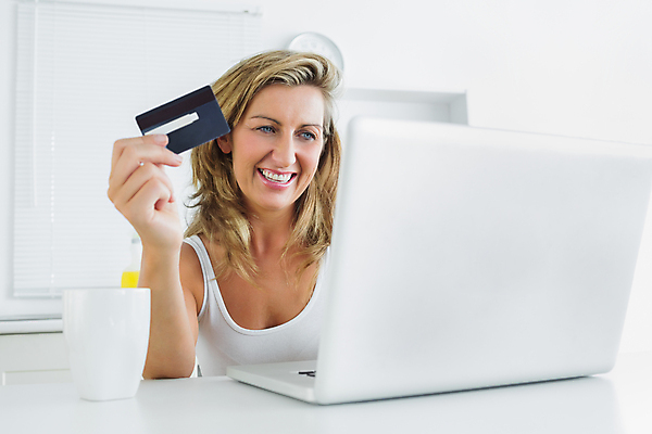 포토 JPG 해외이미지 백인 긴머리 여자 행복 백그라운드 인터넷 탁자 선반 실내 한명 성인 30대 노트북 쇼핑 컴퓨터 머그컵 신용카드 온라인 전자상거래 체크카드 해외202004 해외포토 서양인 1 헤어스타일 감정 가구 사람 내부 컵 장년 금융 전자제품 파일형식