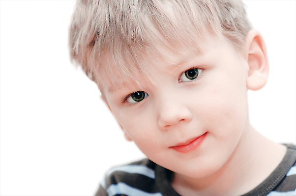 포토 JPG 해외이미지 백인 1 남자 행복 아들 얼굴 어린이 백그라운드 한명 웃음 사람 소년 금발 머리 유치원 흰색 자녀 표현 작음 피부 노려봄 고립 천진난만 해외202004 해외포토 서양인 헤어스타일 교육 감정 컬러 컨셉 가족 표정 신체부위 크기 파일형식