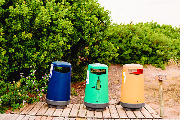 포토 JPG 해외이미지 공원 사람없음 야외 빨간색 재활용 쓰레기통 쓰레기 해외202004 해외포토 공공시설 컬러 친환경 파일형식