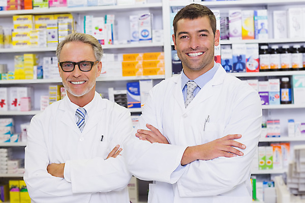 포토 JPG 해외이미지 백인 남자 중년 50대 실내 상반신 성인 두명 30대 약 약국 직원 조제 약사 의료성형뷰티 해외202004 해외포토 서양인 의학 사람 내부 장년 만들기 파일형식