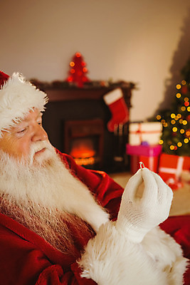 포토 JPG 해외이미지 백인 라이프스타일 노년 남자 크리스마스장식 크리스마스 거실 가정 불 아파트 주택 따뜻함 한명 장식 크리스마스트리 산타클로스 평화 축제 장식볼 축하 잡기 벽난로 안락의자 전나무 노인남자한명만 해외202004 해외포토 자연요소 서양인 나무 1 기념일 컨셉 의자 모션 사람 성인 건물 생활 남자한명만 노인남자만 파일형식