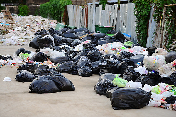 포토 JPG 해외이미지 산업 도로 가방 포장 사람없음 쌓기 환경 검은색 오염 지저분함 쓰레기 가득함 흙더미 고립 매립 해외202004 해외포토 잡화 길 컬러 교통시설 모션 흙 감각 파일형식 더미