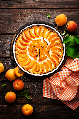 포토 JPG 해외이미지 열매 탁자 실내 사람없음 하이앵글 식탁보 달콤 나무바닥 살구 타르트 해외202004 해외포토 식물 빵 뷰포인트 가구 과일 바닥 내부 맛 파이_빵 파일형식