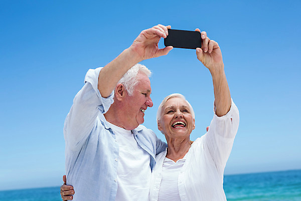 포토 JPG 해외이미지 백인 커플 여자 노년 남자 행복 모래 파도 바다 휴가 함께함 사랑 두명 물 노후 스마트폰 평화 스크린 맑음 사진촬영 잡기 디지털카메라 70대 보여주기 노인만 해외202004 해외포토 자연요소 서양인 감정 컨셉 관계 모션 날씨 사람 성인 핸드폰 스마트기기 카메라 촬영 성인만 파일형식