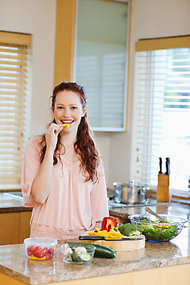 포토 JPG 해외이미지 백인 여자 다이어트 실내 건강 한명 상반신 20대 성인 앞모습 주방 샐러드 사발 먹기 성인여자한명만 해외202004 해외포토 서양인 1 음식 뷰포인트 모션 사람 청년 내부 사기그릇 여자한명만 성인여자만 파일형식