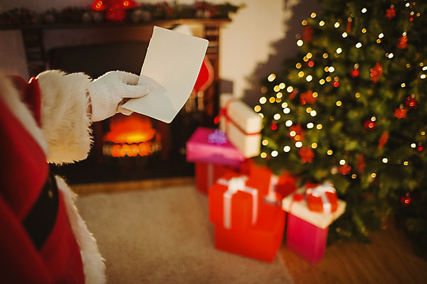 포토 JPG 해외이미지 백인 라이프스타일 노년 남자 종이 크리스마스 거실 가정 아파트 주택 선물 한명 장식 크리스마스트리 산타클로스 축제 장식볼 축하 잡기 벽난로 전나무 크리스마스이브 노인남자한명만 해외202004 해외포토 서양인 나무 1 기념일 컨셉 모션 사람 성인 건물 생활 남자한명만 노인남자만 파일형식